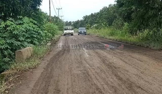 BELUM MULUS: Jalan Margasari-Marabahan masih ada yang belum mulus dengan panjang sekitar 5 kilometer. | Foto: Rasidi Fadli/Radar Banjarmasin