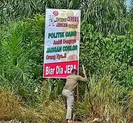 GERAKAN MORAL: Ramai baliho tolak politk uang di Pilkada Kotabaru. Warga protes karena ada oknum masyarakat yang sempat mencabut baliho itu | Foto: IST