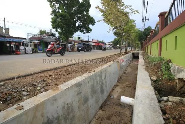 SAMBUT PASAR BARU: Saluran Drainase di areal Pasar Bauntung Banjarbaru yang baru di Jalan RO Ulin mendapat normalisasi oleh Dinas PUPR Banjarbaru untuk mengantisipasi luberan air di musim penghujan. | Foto: Muhammad Rifani/Radar Banjarmasin