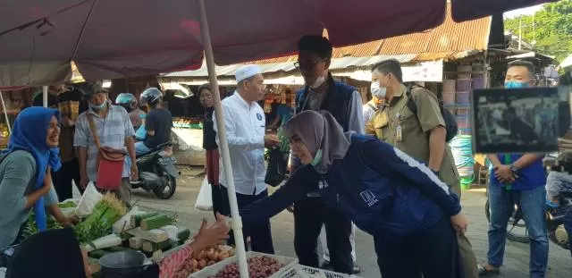 Calon Bupati Banjar nomor urut 01, H Saidi Mansyur bersama sang istri, Hj Nur Gita Tiyas berbelanja keperluan sandang pangan di Pasar Batuah Martapura, belum lama tadi.