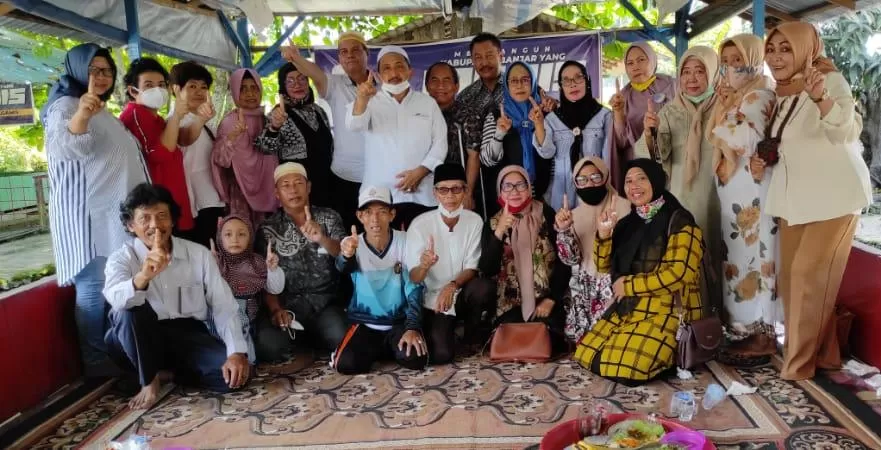 DUKUNGAN: Puluhan alumni SMPN 1 Martapura tahun 1977 mengikrarkan dukungan untuk pasangan calon (Paslon) 01, H Saidi Mansyur - Habib Idrus Al-Habsyie. | Foto : Tim Media MANIS for Radar Banjarmasin