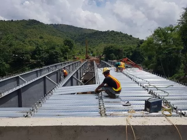SEGERA SIAP: Suasana pembangunan jembatan di jalan bebas hambatan Banjarbaru - Batulicin, beberapa hari lalu. Saat ini jembatan yang dibangun  di jalan ini progresnya sudah 60 persen.