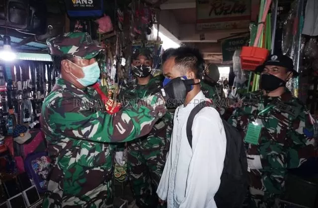 RAZIA MASKER: Operasi gabungan bersama Polri, TNI dan Satpol PP dihentikan sementara waktu. Foto diambil di Pasar Sentra Antasari, beberapa waktu lalu. | FOTO: WAHYU RAMADHAN/RADAR BANJARMASIN