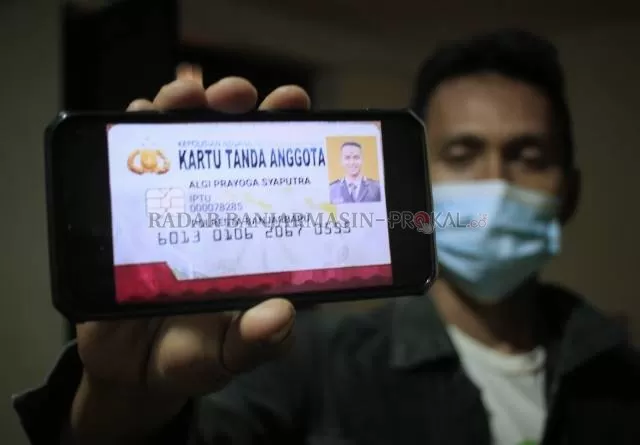 KTA BODONG: Oknum tak bertanggungjawab mengaku sebagai anggota Polres Banjarbaru dan menipu korban dengan modus jasa pembuatan SIM. | Foto: Muhammad Rifani/Radar Banjarmasin