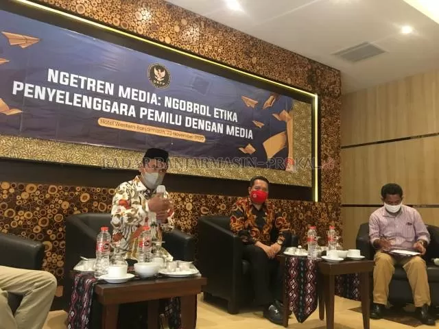 BANYAK PELANGGARAN: Didik Supriyanto, Anggota DKPP RI dalam acara Ngobrol Etika Penyelenggara Pemilu dengan Media di Hotel Best Western Banjarmasin, Senin (23/11). | FOTO: M OSCAR FRABY/RADAR BANJARMASIN