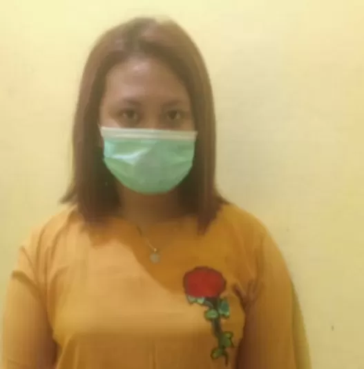 NR, wanita berusia 22 tahun ditangkap petugas dari Polsek Kelua di jalan raya Desa Pasar Panas, Kecamatan Kelua, Tabalong.