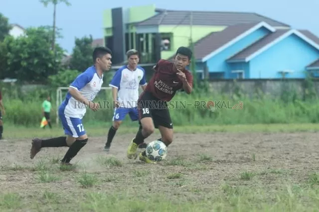 LAGA PERDANA: Duel pembuka Kompetisi Liga 2 Internal Peseban antar Puga FC kontra Putra Pekauman FC berakhir dengan kedudukan imbang 1-1 di Lapangan Swadayatani, HKSN, kemarin (24/11) sore.