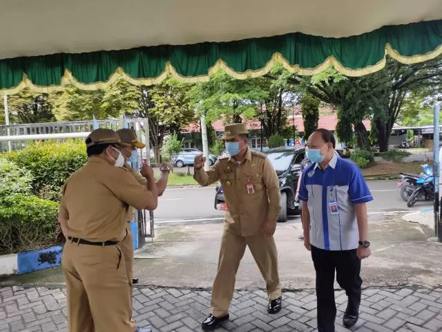 DISAMBUT: Pjs Walikota Banjarbaru Bernhard didampingi Dirut PDAM Intan Banjar Syaiful Anwar disambut Dewas PDAM Intan Banjar