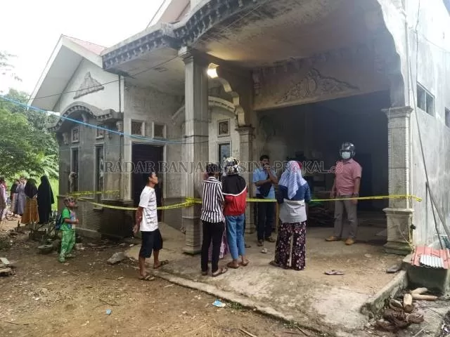 TKP: Rumah janda muda di Pagat Kecamatan Batu Benawa sudah dipasang garis polisi.