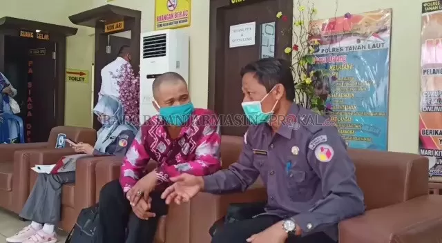 LAPOR: Ketua Bawaslu Tala, Gunawan Rahayu (kanan) ketika melaporkan kasus dugaan pelanggaran pemilu di Ruanga SPKT Polres Tala.