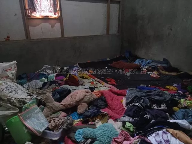 BERSERAK: Kamar tempat jenazah dua anak di Desa Pagat Kecamatan Batu Benawa ditemukan awal di atas kasur dengan pakaian berserakan.