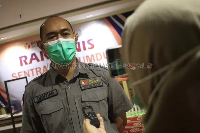JANJI KOMITMEN: Ketua Bawalsu Banjarbaru, Dahtiar mengatakan bahwa praktik money politic di masa tenang sangat berpotensi terjadi dalam Pilwali. | Foto: Muhammad Rifani/Radar Banjarmasin