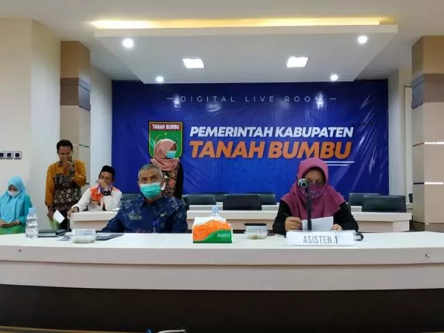 WEBINAR: Webinar Rumah Peradaban Mantewe Tahun 2020 dilaksanakan di Digital Live Room Kantor Bupati Kabupaten Tanah Bumbu yang diikuti Asisten Pemerintahan dan Kesra Hj Mariani.