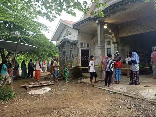 DIDATANGI WARGA: Rumah S di Desa Pagat Kecamatan Batu Benawa HST, Rabu (25/11) tempat ia membunuh kedua anaknya. | FOTO: JAMALUDDIN/RADAR BANJARMASIN