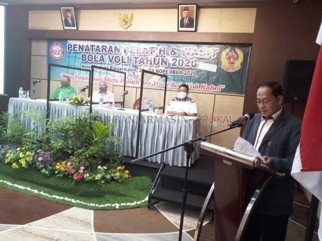 PEMBEKALAN ILMU: Wakil Sekretaris Umum KONI Kalsel Hesly Junianto membuka Pelatihan Wasit dan Pelatih Voli Kalsel 2020 di Hotel Roditha Banjarmasin.