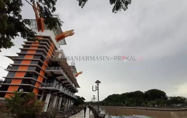 MASIH DITUTUP: Nasib siring, kontras sekali dengan bioskop dan THM. Sejak Juli, objek wisata di tepian Sungai Martapura ini masih ditutup. | FOTO: WAHYU RAMADHAN/RADAR BANJARMASIN