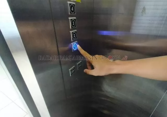 Sekretariat DPRD Kalsel memasang teknologi touchless di lift gedung dewan di Jalan Lambung Mangkurat.