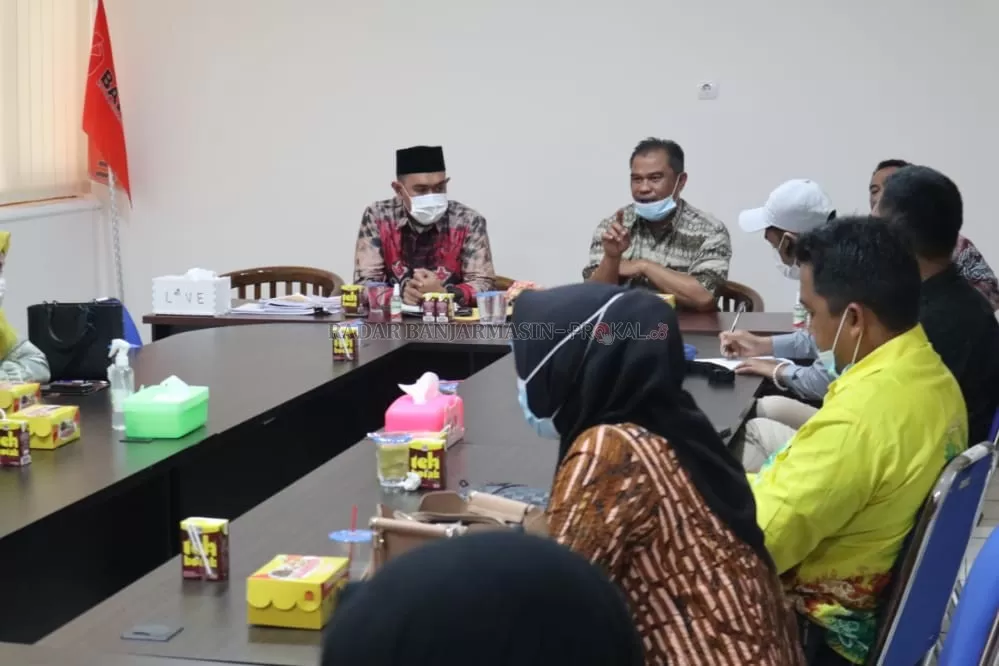 DISKUSI: Jajaran Bawaslu Kota Banjarbaru bersama dengan jajaran Komisi 1 DPRD Kotabaru menggelar diskusi terkait pola penanganan pelanggaran Pilkada di Banjarbaru. | Foto: Muhammad Rifani/Radar Banjarmasin