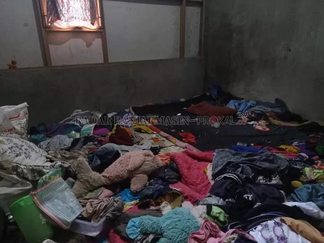 ADEGAN KELAM: Situasi di dalam rumah Sutarti saat warga masuk ke dalam. Pembunuhan dua anak kandungnya membuat petugas meragukan kondisi kejiwaan ibu muda itu. | FOTO: JAMALUDIN/RADAR BANJARMASIN