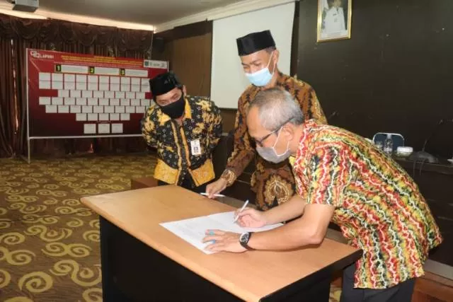 PENANDATANGANAN: Penandatanganan dokumen perjanjian kerja sama antara Pemkab Tanah Bumbu dengan Biro Hukum Provinsi Kalimantan Selatan.