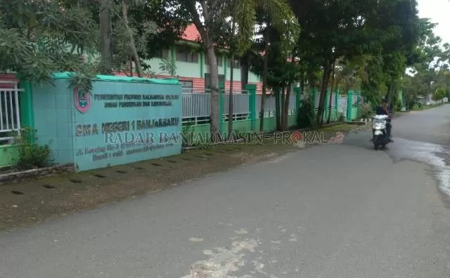 TERTULAR: Lima orang guru di SMAN 1 Banjarbaru terkonfirmasi positif Covid-19 usai tim Dinkes Banjarbaru melakukan tracking dan tracing beberapa waktu lalu. | FOTO: MUHAMMAD RIFANI/RADAR BANJARMASIN