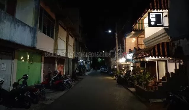 KOTA LAMA: Deretan ruko dan gudang tua di Jalan Hasanuddin HM, disulap tangan-tangan kreatif menjadi kedai kopi dan kuliner yang digandrungi anak muda Banjarmasin. | FOTO: WAHYU RAMADHAN/RADAR BANJARMASIN