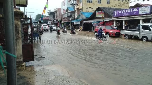 SELALU BERULANG: Banjir di Kotabaru beberapa waktu lalu. Hujan deras berdurasi panjang membuat pemerintah daerah mulai mengantisipasi potensi bencana. | FOTO: DOK/RADAR BANJARMASIN