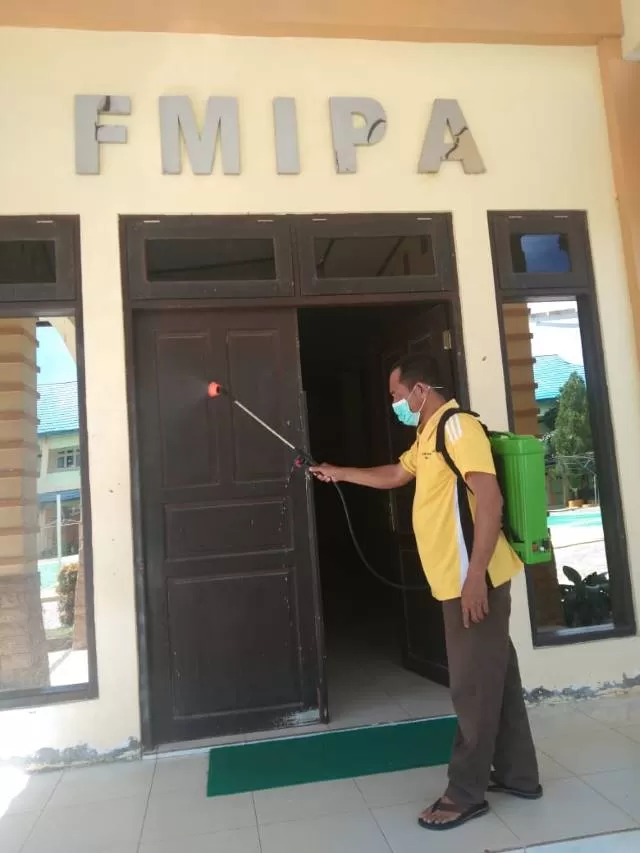 LANGSUNG: Usai adanya staff yang terkonfirmasi positif Covid-19, pihak FMIPA ULM Banjarbaru langsung melakukan kebijakan lockdown sembari sterilisasi gedung dilakukan. | Foto: FMIPA ULM for Radar Banjarmasin