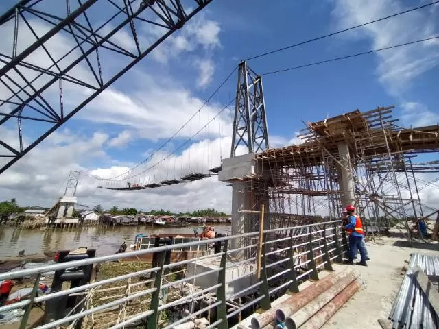 DIGADANG JADI IKON: Inilah jembatan gantung yang akan menghubungkan Pulau Bromo dan daratan Banjarmasin. Sebelum akhir tahun, jembatan itu ditarget sudah rampung.