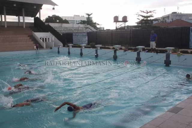 RAJIN LATIHAN: Para perenang difabel NPC Kalsel berlatih di bawah pantauan Ateng di kolam renang GOR Hasanuddin HM.