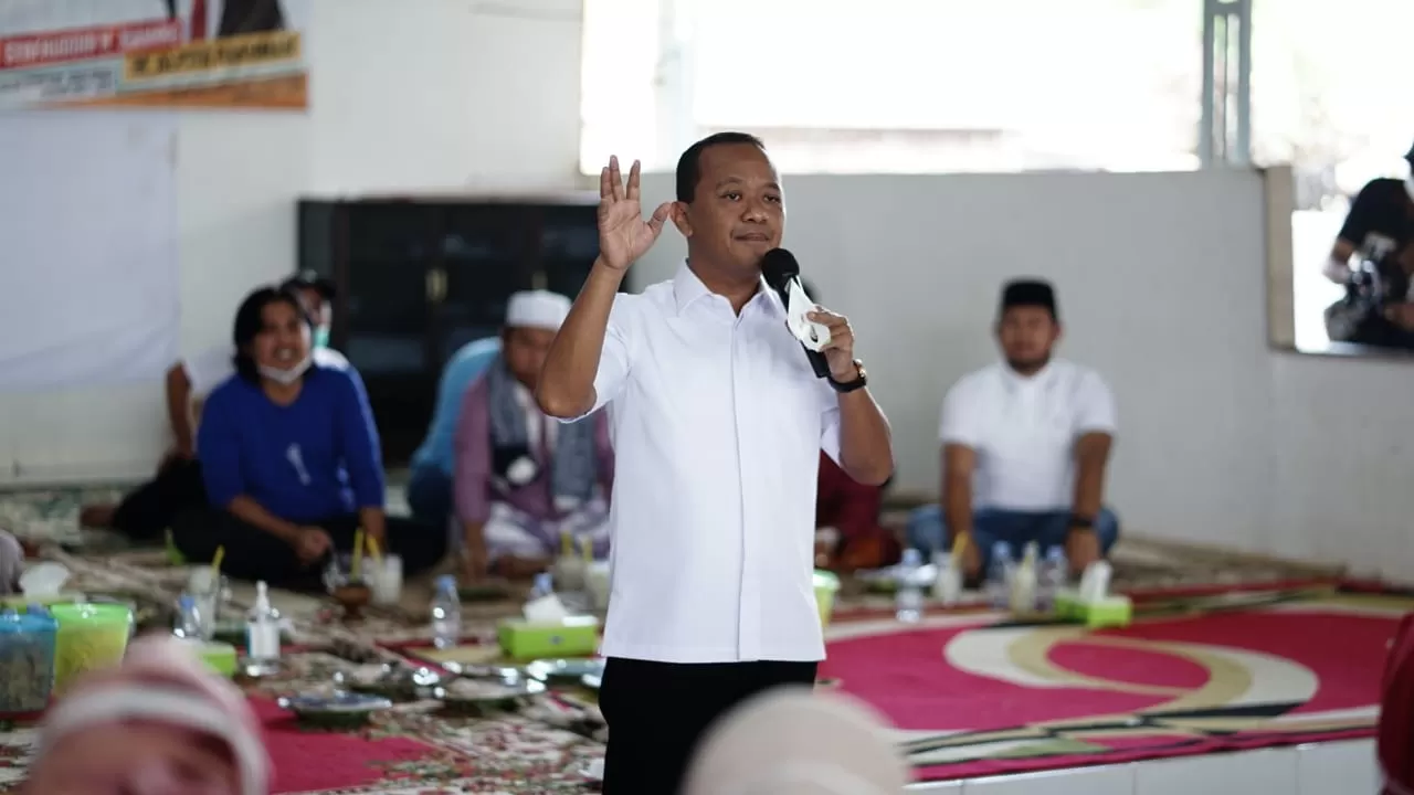 BERKAMPANYE : Kepala BKPM Bahlil Lahadalia berkampanye untuk paslon Syafruddin H Maming dan Muh Alpiya Rakhman (SHM-MAR) di Kelurahan Kampung Baru Kecamatan Simpang Empat, Rabu (2/12).