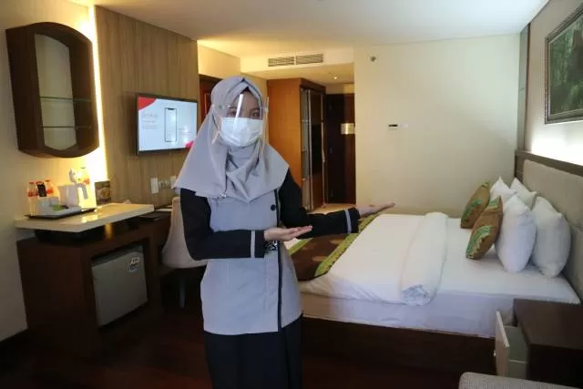 PROTOKOL KESEHATAN: Penerapan standart protokol kesehatan di Grand Dafam Q Hotel Banjarbaru sekarang cukup ketat di antaranya screening pengecekan suhu tubuh, penggunaan APD lengkap, juga penerapan social distancing di seluruh area hotel. | FOTO: DAFAM FOR RADAR BANJARMASIN.
