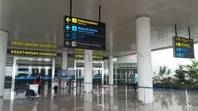BERSIAP JELANG NATARU: Suasana di Bandara Internasional Syamsudin Noor, Banjarbaru kemarin. Menjelang libur Natal dan Tahun Baru, bandara mulai mengantisipasi lonjakan penumpang. | FOTO: SUTRISNO/RADAR BANJARMASIN