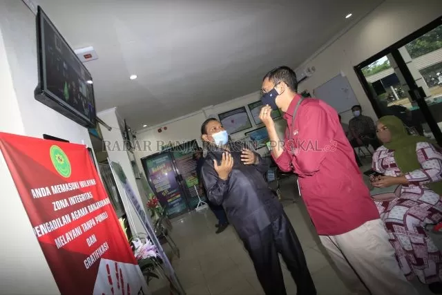 CEK LANGSUNG: Tim verifikasi lapangan dari Kemenpan RB menyambangi kantor Pengadilan Agama Banjarbaru dalam penilaian langsung terkait pelayanan kepada masyarakat. | Foto; Muhammad Rifani/Radar Banjarmasin