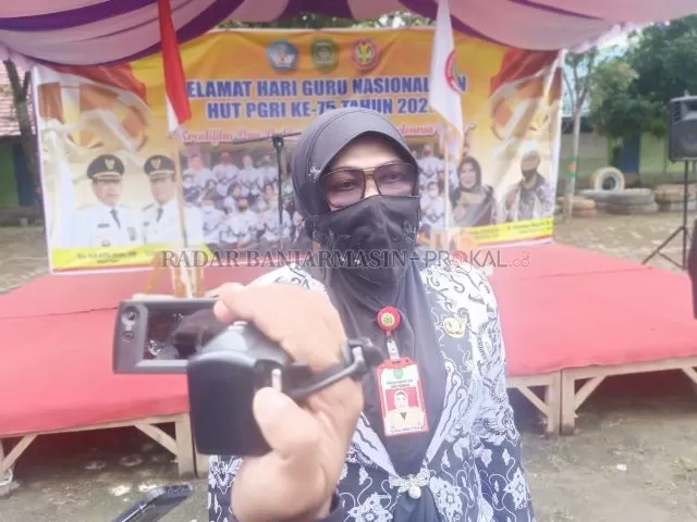 WAWANCARA: Kepala Dinas Pendidikan Tapin Ahlul Jannah memaparkan data guru honorer di wilayahnya. | Foto: Rasidi Fadli/Radar Banjarmasin