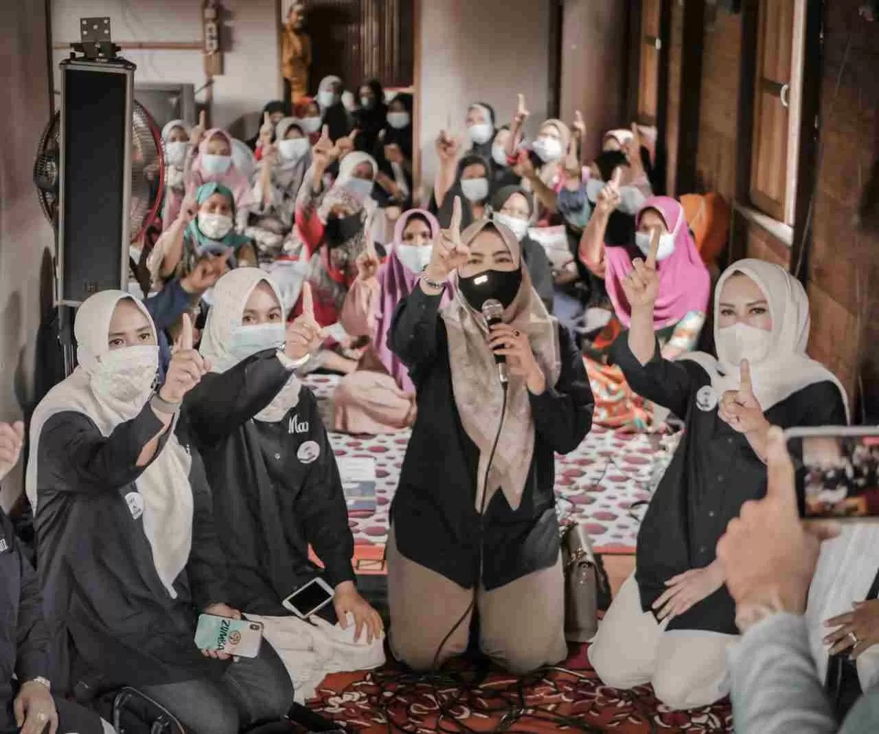 PEERJUANGKAN KAUM PEREMPUAN: Istri calon bupati Banjar, Hj Nur Gita Tiyas berjanji akan membantu menyejahterakan kaum perempuan, jika pasangan nomor 01 H Saidi Mansyur - Habib Idrus Al-Habsyie terpilih.