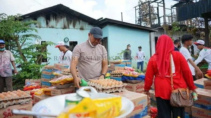 CAWABUP : Cawabup Tanbu Muh Alpiya Rakhman ikut menyalurkan bantuan untuk korban kebakaran di Desa Sungai Danau Kecamatan Satui. (Foto Istimewa For Radar Banjarmasin).