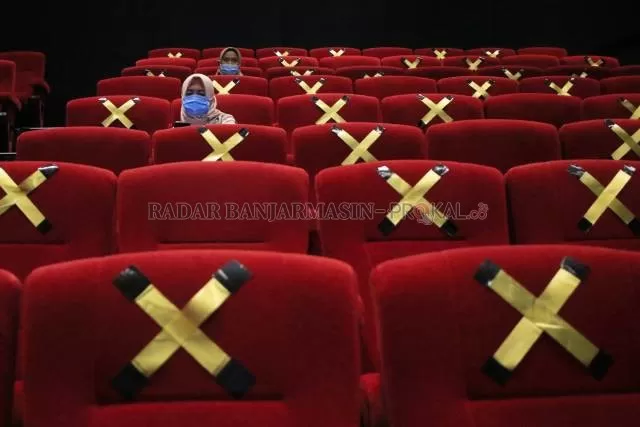 TATANAN BARU: Kursi penonton bioskop Cinepolis di Q Mall Banjarbaru berjarak dan dibatasi kapasitasnya. Sejak kemarin, bioskop satu-satunya di Kota Banjarbaru ini dibuka kembali. | FOTO: MUHAMMAD RIFANI/RADAR BANJARMASIN