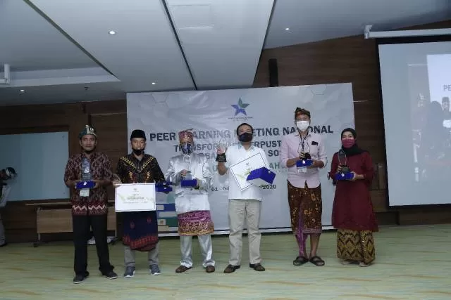 PRESTASI: Farid Majidi (tiga dari kiri) mewakili Dispersip HSU menerima penghargaan dari Perpustakaan Nasional yang berlangsung di Provinsi Bali.