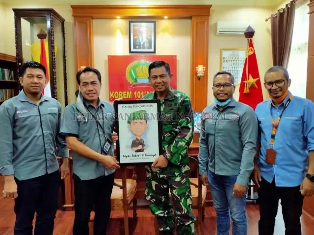 CINDERAMATA: Direktur Utama Radar Banjarmasin Suriansyah Achmad (dua dari kiri) menyerahkan halaman koran dengan karikatur potret Brigjen TNI Firmansyah. | Foto: ENDANG SYARIFUDDIN/RADAR BANJARMASIN