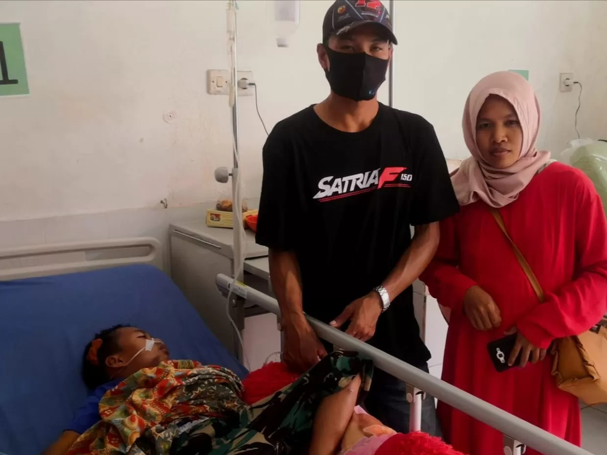 LUKA KEPALA: Bocah 8 tahun yang mengalami luka parah di RSUD Datu Sanggul Rantau ditemani kedua orang tuanya. | Foto: Medsos For Radar Banjarmasin.