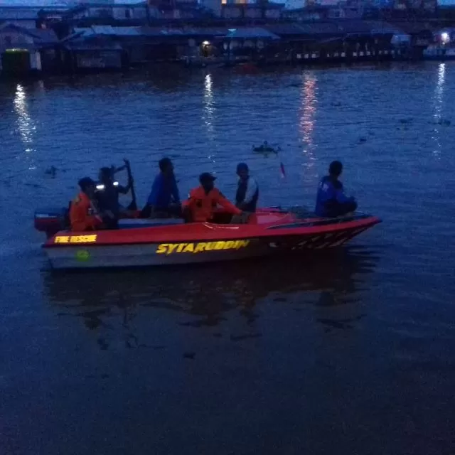 SAMPAI MAGRIB: Pencarian di Sungai Martapura belum membuahkan hasil. Foto diambil menjelang (11/12) malam. | FOTO: RELAWAN FOR RADAR BANJARMASINI