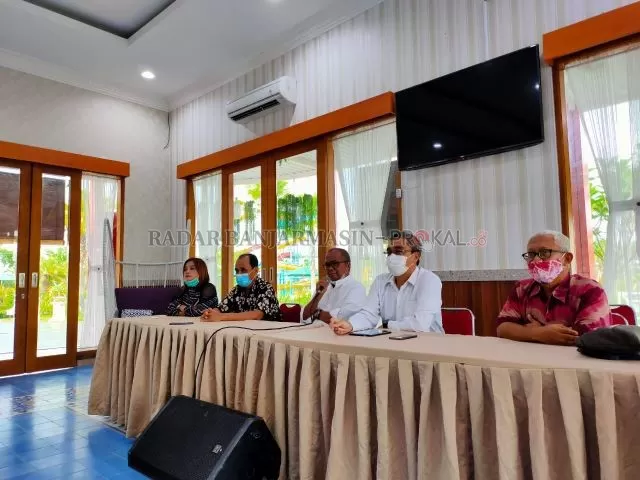 LEGAWA: Pasangan Haji Martinus-Jaya (HMJ) bersama tim pemenangan menggelar keterangan pers terkait hasil Pilwali Banjarbaru, Jumat (12/11) kemarin. | Foto: Muhammad Rifani/Radar Banjarmasin