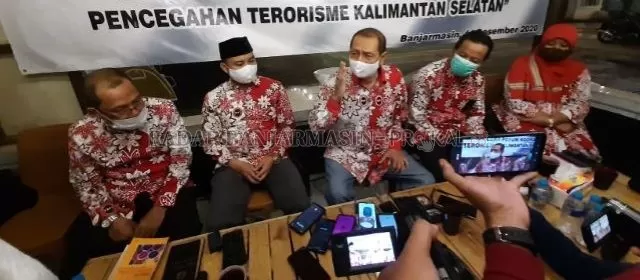DISKUSI TERORISME: Ketua FKPT Kalsel, Aliansyah Mahadi saat konferensi pers di Banjarmasin, Jumat (11/12) malam. | FOTO: WAHYU RAMADHAN/RADAR BANJARMASIN