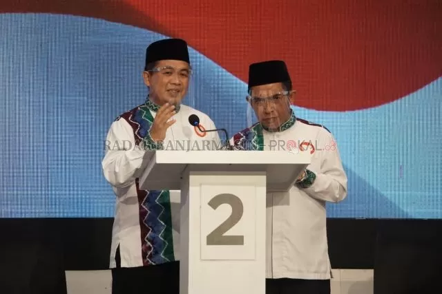 MELESAT: Duet Ibnu Sina-Ariffi n saat tampil di debat kandidat Pilkada Banjarmasin 2020. Mereka kini memimpin dalam perolehan suara.