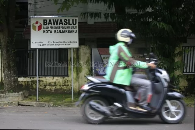 TERTULAR: Bawaslu Banjarbaru menerapkan Work From Home usai stafnya terindikasi Covid-19 dari hasil rapid antigen menunjukkan reaktif. | Foto: MUHAMMAD RIFANI/RADAR BANJARMASIN
