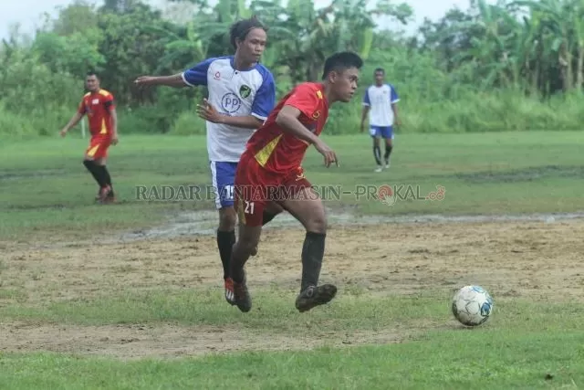 ADU BODI: Duel antara pemain Uniska dan PUGA dalam lanjutan Liga 2 Internal Peseban di Lapangan Gelora Sundai, kemarin (14/12) sore.