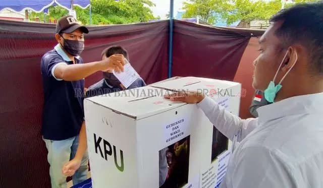 HAK PILIH: Narapidana di Lapas Teluk Dalam menggunakan hak suaranya pada 9 Desember kemarin.
