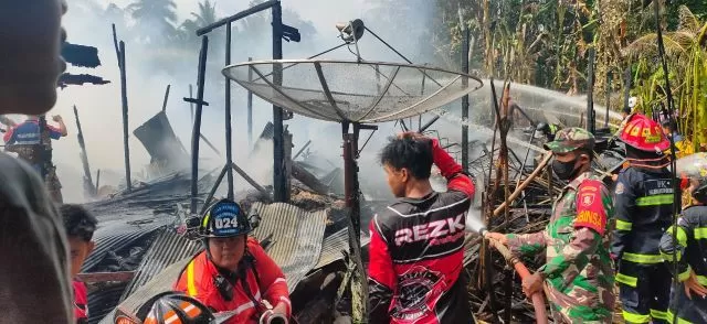 LUDES: 7 rumah ludes dilalap sijago merah di desa Lunjuk RT 3 RW 2. Seorang ibu juga dilaporkan mengalami luka bakar akibat peristiwa itu. | FOTO: NETIZEN FOR RADAR BANJARMASIN