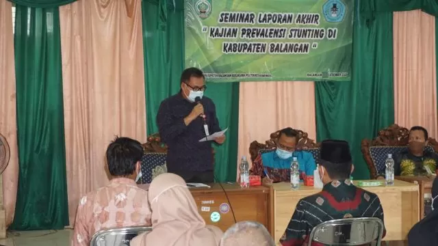 SEMINAR : Kepala Balitbangda Kabupaten Balangan, Aidinnor (kiri) saat membuka seminar. | FOTO: WAHYUDI/RADAR BANJARMASIN.